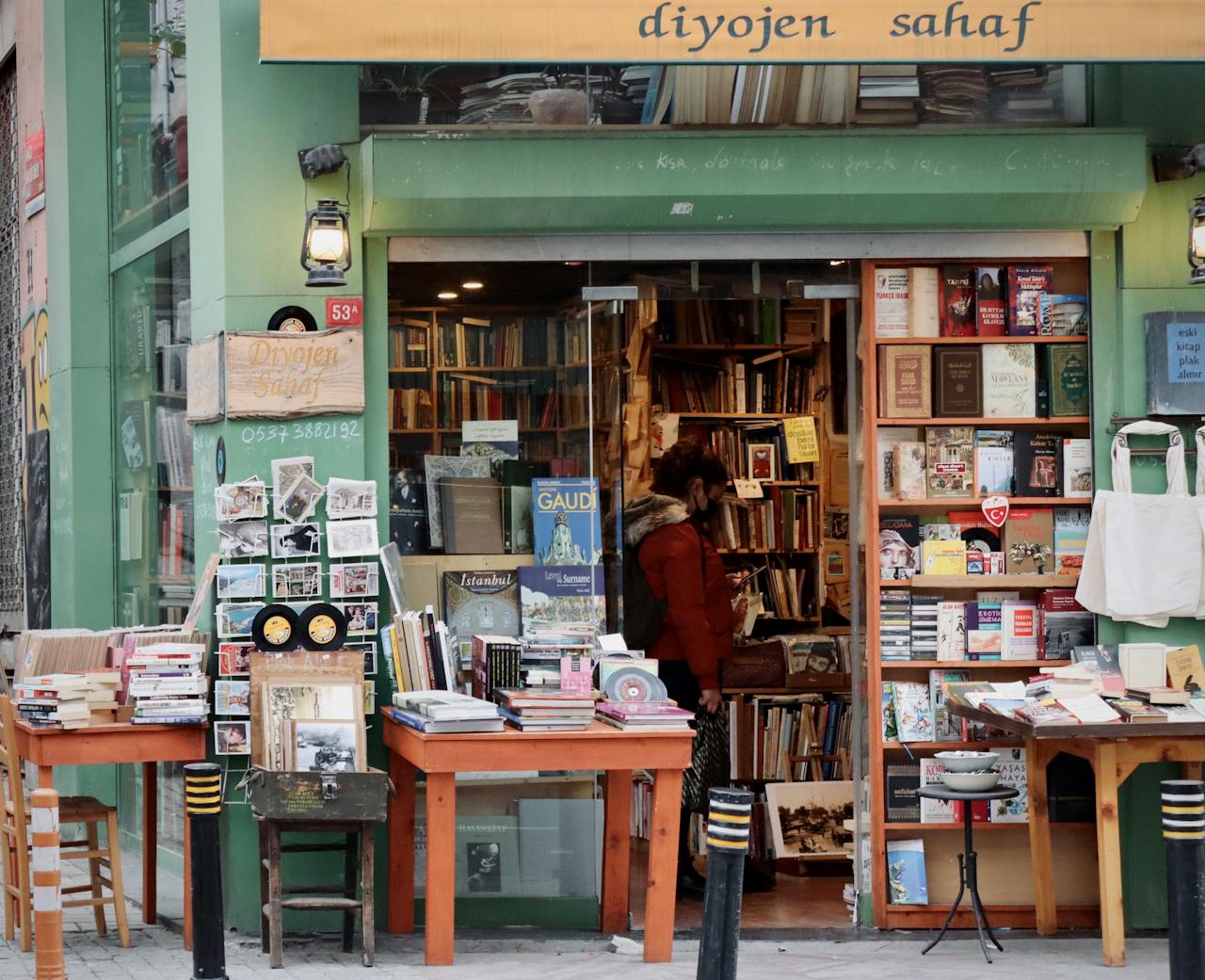 Explore a bustling vintage bookstore with an inviting display of eclectic books and unique gifts.